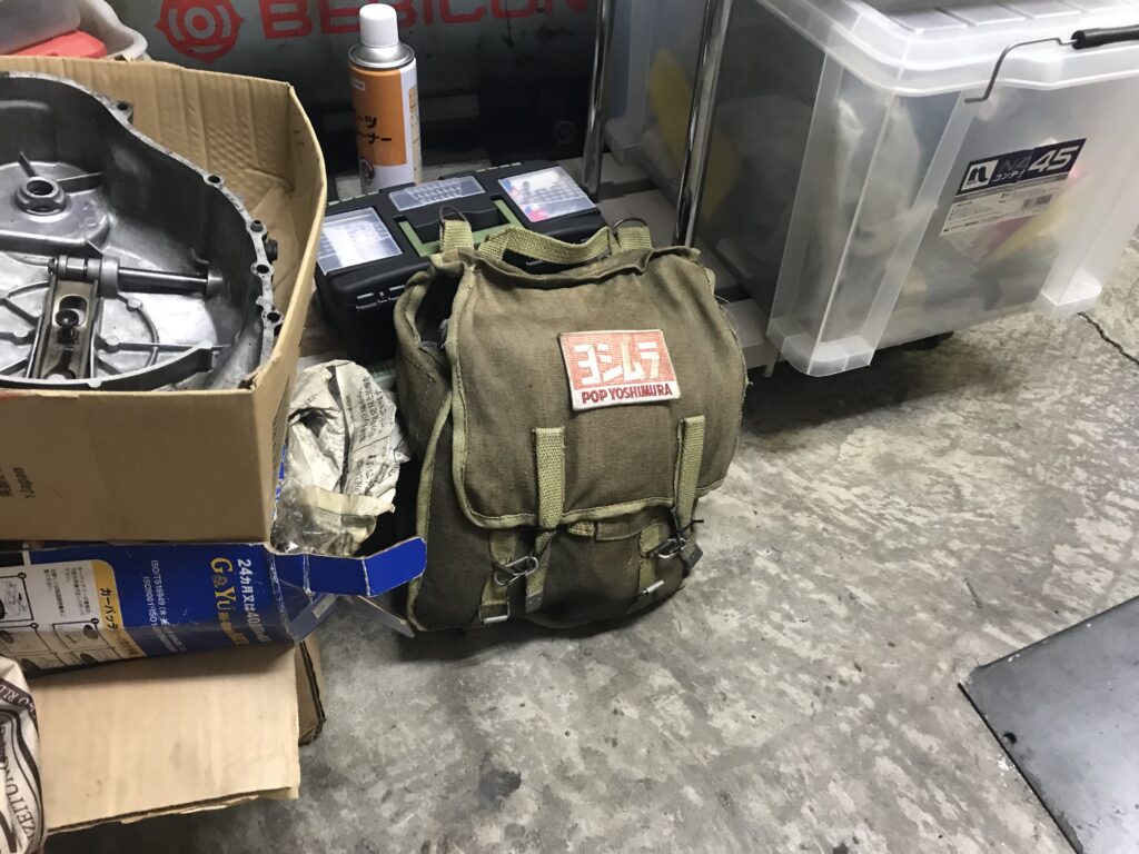 サイドバッグを外す