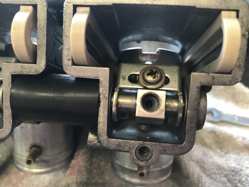 FCR同調ナットと同調スクリューを外す